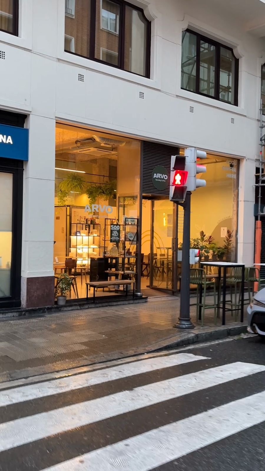 Fachada de ARVO Abando a primera hora con el cartel de 500 cafés gratis