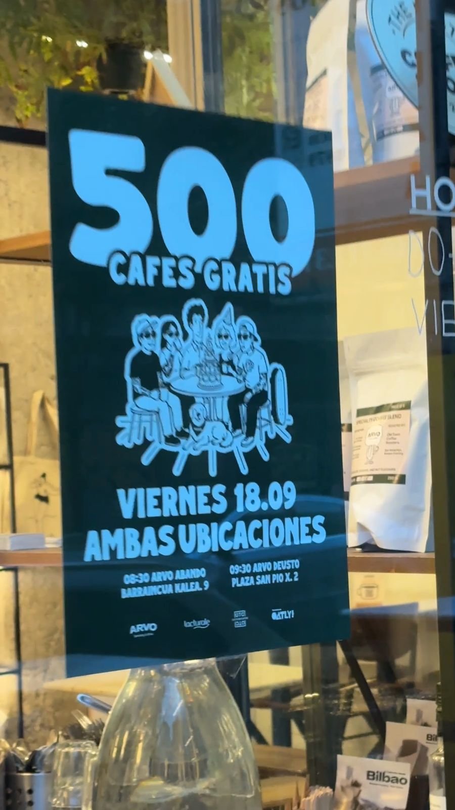 Cartel de 500 cafés gratis en el escaparate de ARVO