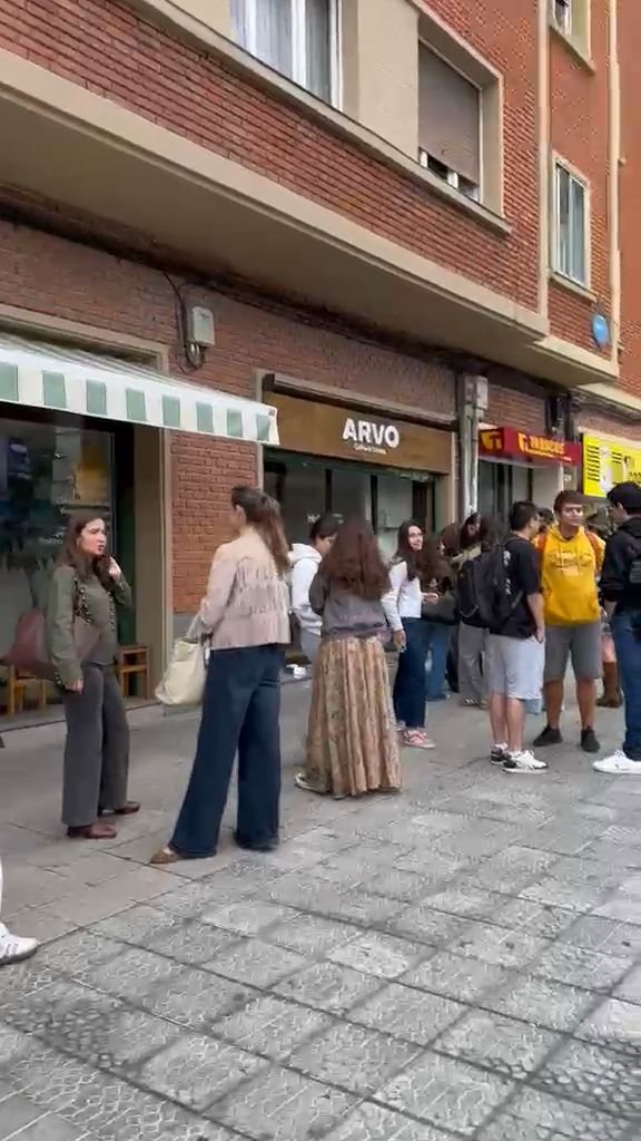 Cola de gente en la puerta de ARVO Deusto antes de abrir