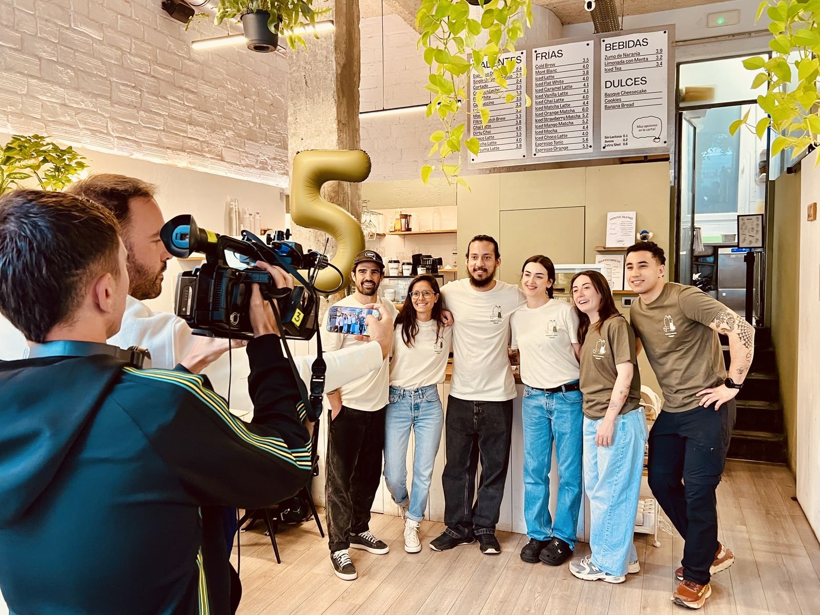 Cámara de televisión grabando al equipo de ARVO dentro del local