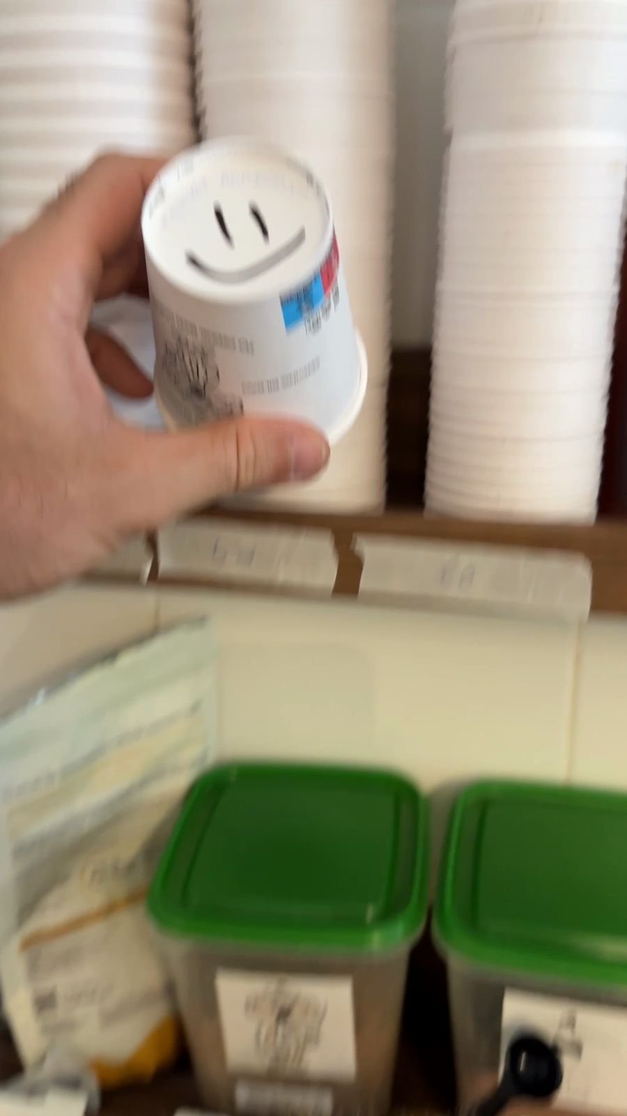 Vaso de café para llevar con una sonrisa dibujada en la base