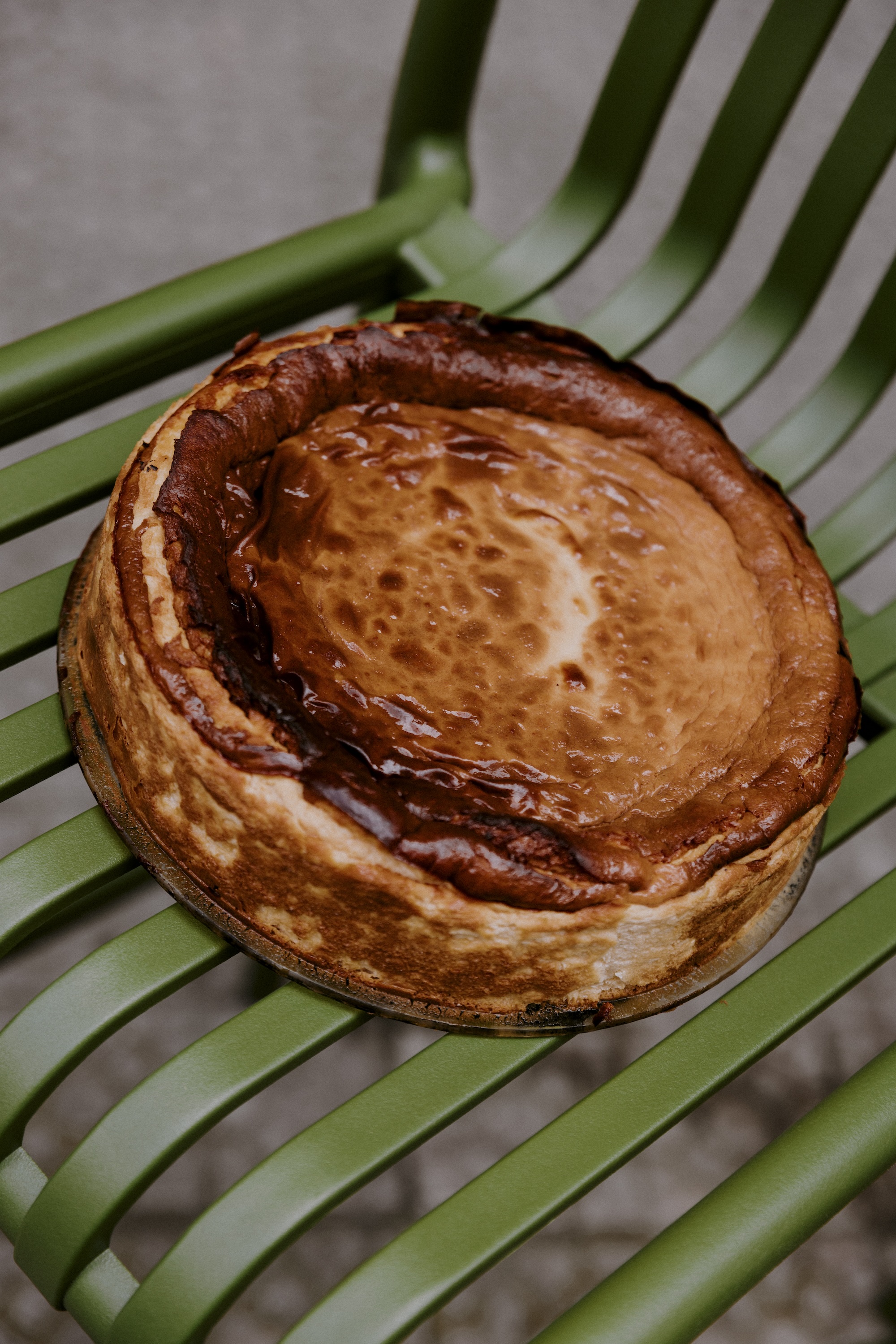 Tarta de queso estilo vasco recién horneada en ARVO Specialty Coffee Bilbao