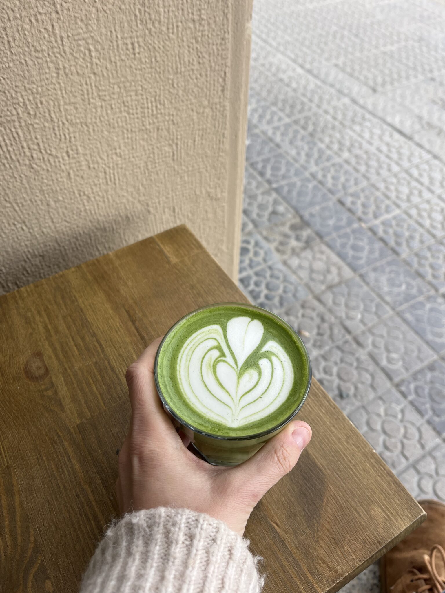 Matcha latte con latte art en ARVO Specialty Coffee Bilbao