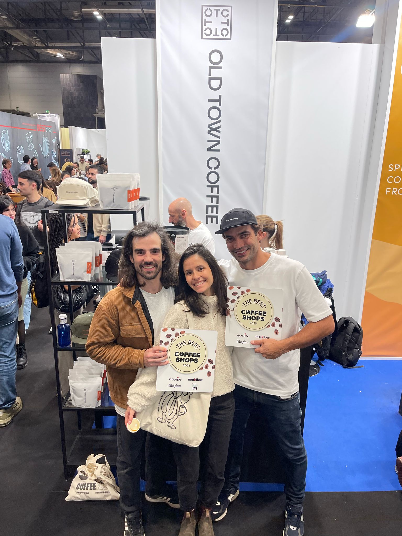 Equipo ARVO con el equipo de Old Town Coffee en CoffeeFest Madrid 2025
